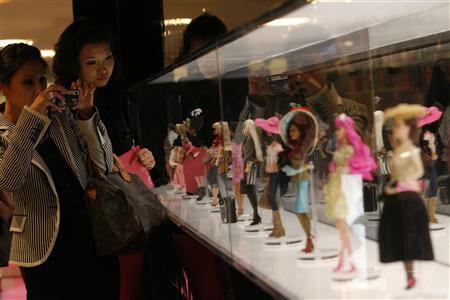 Visitatrici del Flagship Store dedicato a Barbie a Shanghai in un'immagine di Royston Chan per Reuters