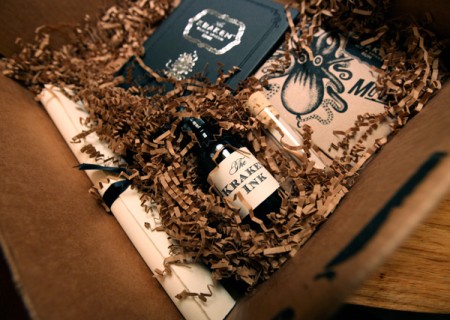 Il packaging di Kraken Rum durante un "unboxing"