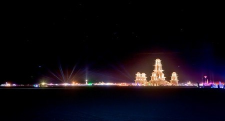 Burning Man 2011: nella notte l'architettura del tempio risalta nel Black Rock Desert in Nevada