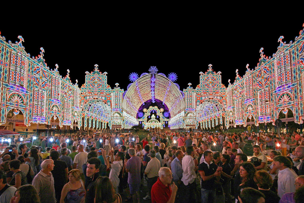 Le luminarie di Scorrano per la festa di Santa Domenica