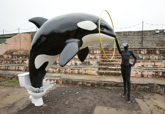 L'orca ammaestrata, Banksy. Photo credits: Yui Mok