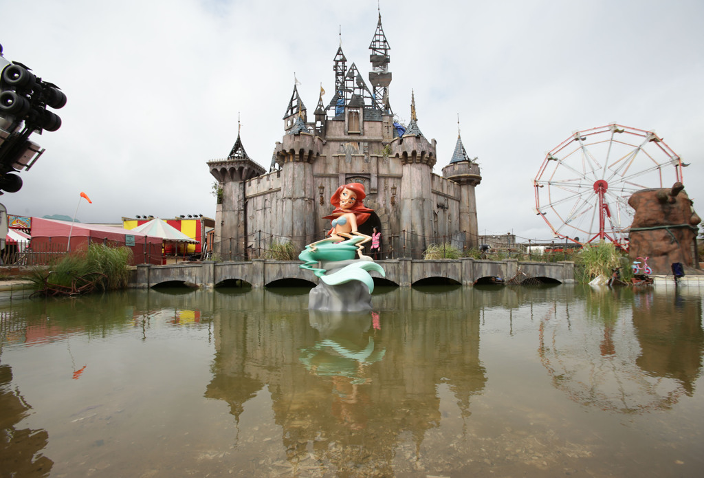 Bansky, Ariel e il Castello di Cenerentola, installazione, Dismaland, Weston-super-Mare, 2015. Photo credits: Yui Mok – PA Images