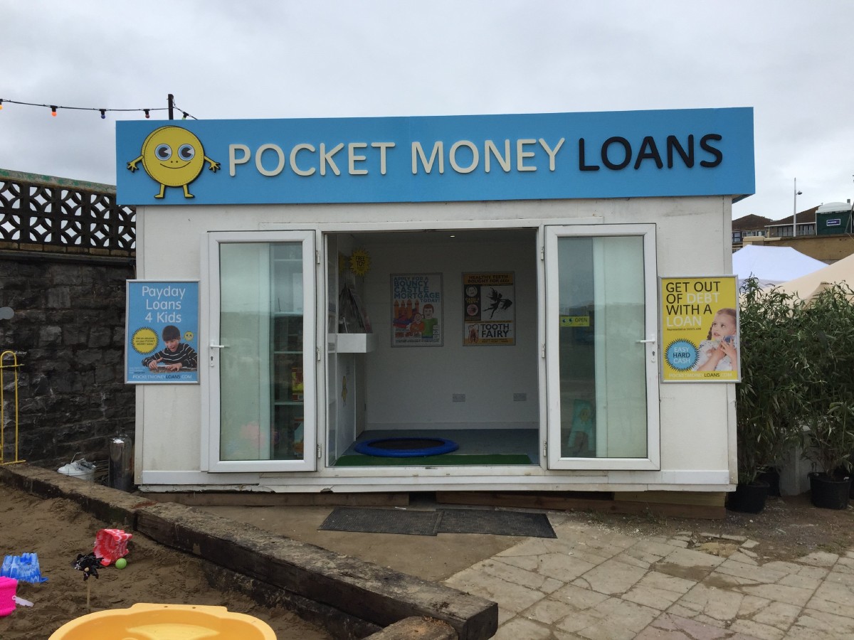 Bansky, Il chiosco del Poket Money Loan, installazione, Dismaland, Weston-Super-Mare, 2015. Photo credits: via click2houston.com