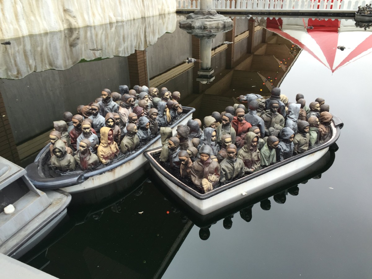 Bansky, Mediterranean Boat Ride, installazione Dismalnd, Weston-super-Mare, 2015. Photo credits: via click2houston.com