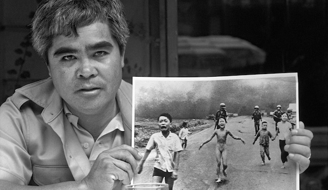 Il fotografo Nick Ut e la celebre foto "Napalm Girl" simbolo della guerra del Vietnam del 1972