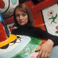 Un ritratto di Niki de Saint Phalle tra le sue opere - Carefully selected by Gorgonia www.gorgonia.it