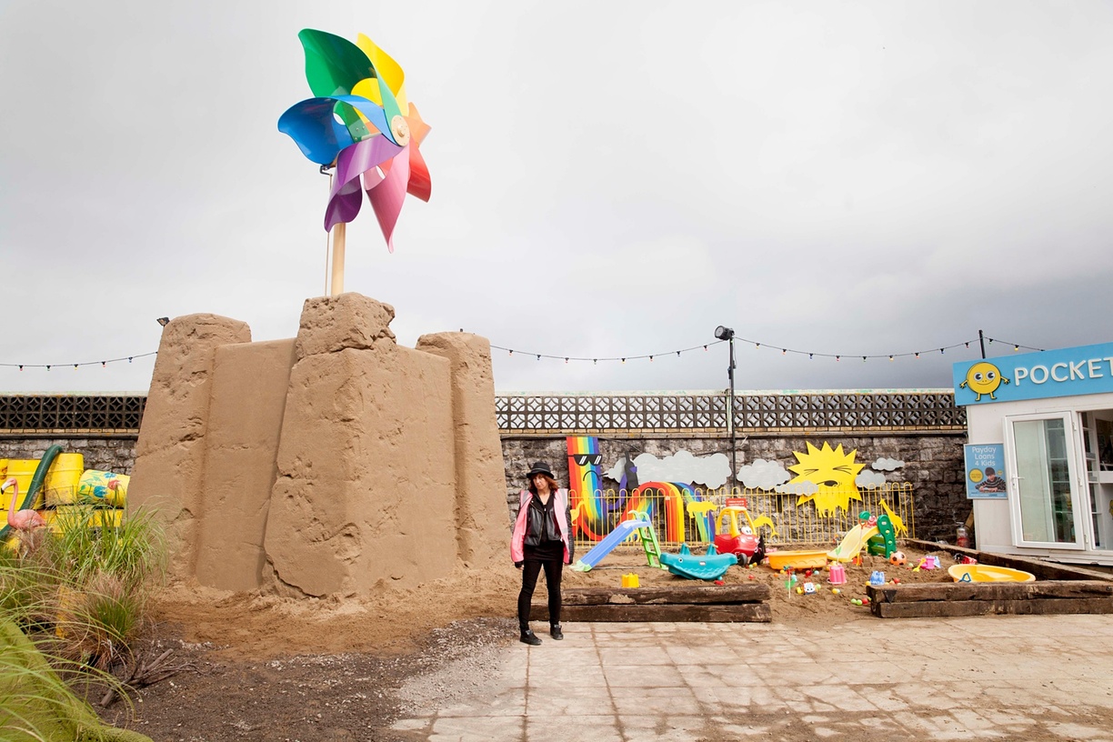 Giant Pin Wheel: una delle attrazioni create da Banksy a Dismaland - Carefully selected by Gorgonia www.gorgonia.it