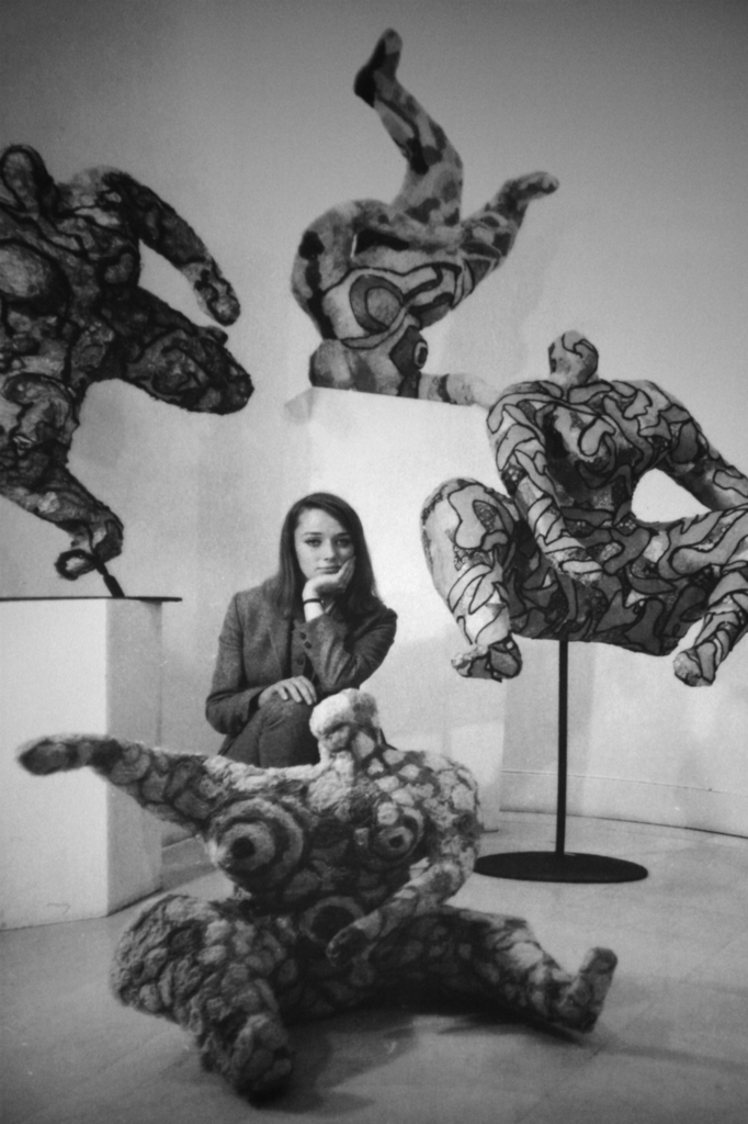 Niki de Saint Phalle ritratta tra le sue Nana nel 1965 - Carefully selected by Gorgonia www.gorgonia.it