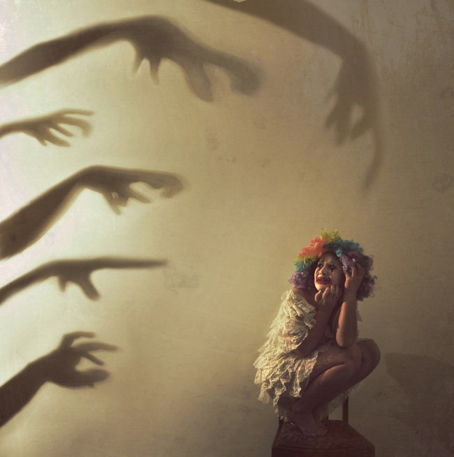 Hands shadows by Rosie Hardy - Carefully selected by Gorgonia www.gorgonia.it