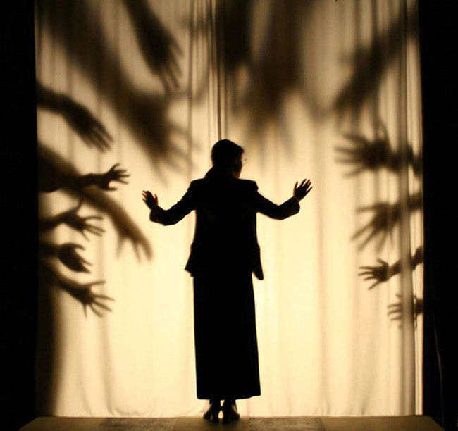 Hands shadows theater by Vahan Badalyan - Carefully selected by Gorgonia www.gorgonia.it