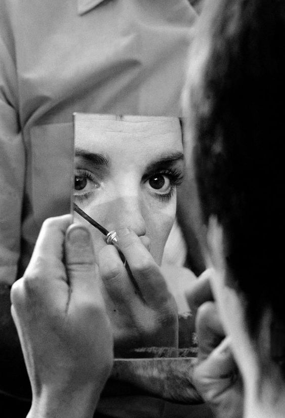 Liza Minnelli allo specchio sul set del film - Carefully selected by GORGONIA www.gorgonia.it