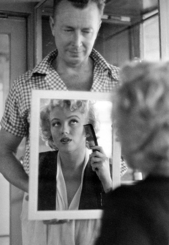 Donne allo specchio: Marilyn Monroe allo specchio sul set del film "Niagara" del 1952. Photo by Jock Carroll - Carefully selected by GORGONIA www.gorgonia.it