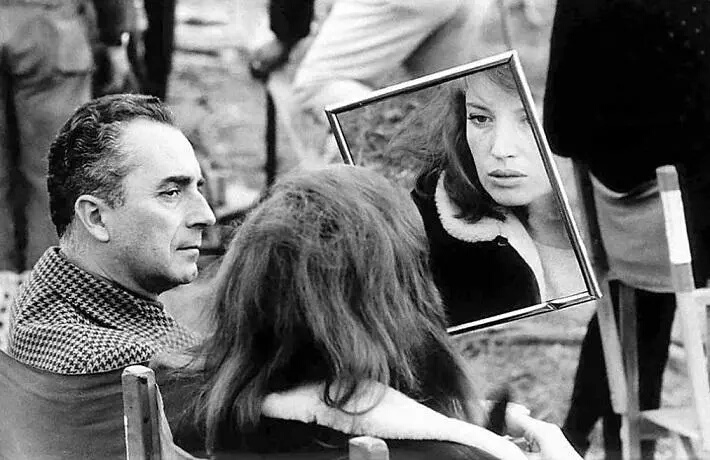 Donne allo specchio: Monica Vitti si guarda allo specchio insieme a Michelangelo Antonioni sul set del film "Deserto Rosso" del 1964 - Carefully selected by GORGONIA www.gorgonia.it