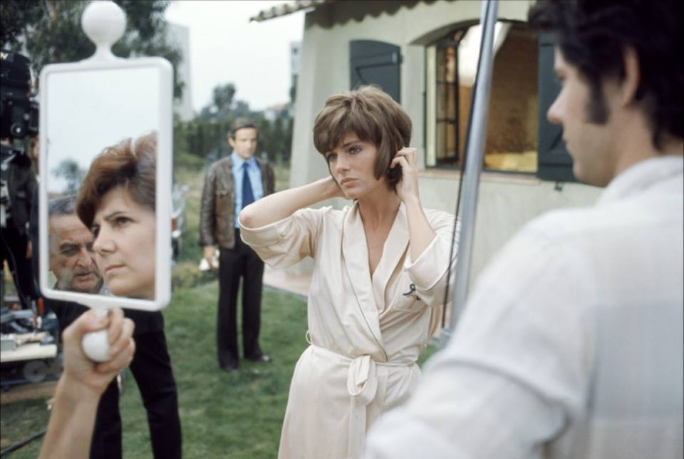 Donne allo specchio: Jacqueline Bisset si riflette allo specchio sul set del film "Effetto notte" di François Truffaut - Carefully selected by GORGONIA www.gorgonia.it