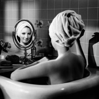 Barbra Streisand in the bathtub, Losa Angeles. Photo by Steve Schapiro - Carefully selected by GORGONIA www.gorgonia.it