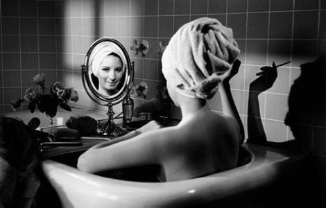 Barbra Streisand in the bathtub, Losa Angeles. Photo by Steve Schapiro - Carefully selected by GORGONIA www.gorgonia.it