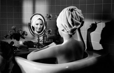 Barbra Streisand in the bathtub, Losa Angeles. Photo by Steve Schapiro - Carefully selected by GORGONIA www.gorgonia.it