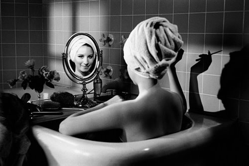 Barbra Streisand in the bathtub, Losa Angeles. Photo by Steve Schapiro - Carefully selected by GORGONIA www.gorgonia.it