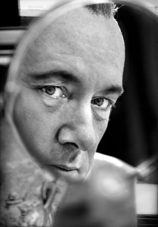 Immagini allo specchio: Kevin Spacey. Photo by Simon Annand - Carefully selected by GORGONIA www.gorgonia.it