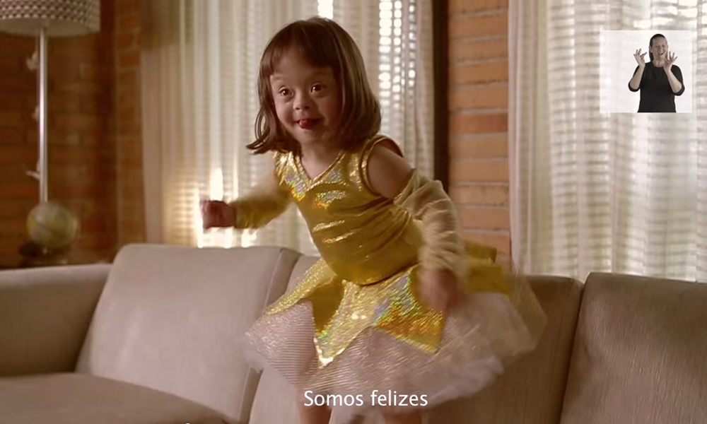 Una bambina con Sindrome di Down balla felice nel video "Somos Feliz" - Carefully selected by GORGONIA www.gorgonia.it