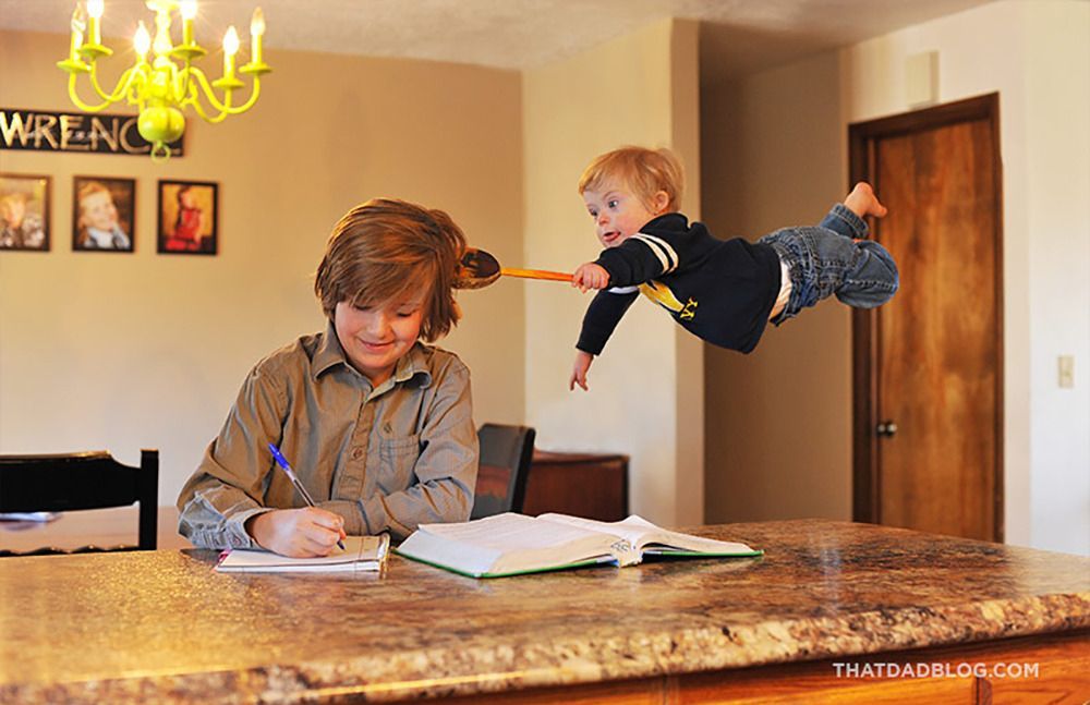 Una foto della serie "Wil can fly" di Alan Lawrence ce ritrae il proprio figlio Down in volo - Carefully selected by GORGONIA www.gorgonia.it